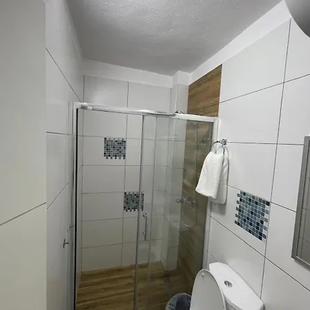 Kamela's Golden 地拉那